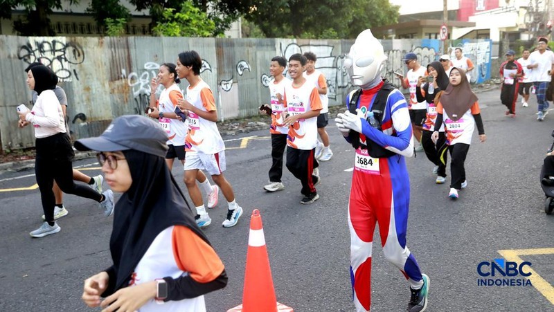 Peserta kostum unik di Jogja Run D-City (JRDC) 2026 yang menjadi bagian dari Jogja Financial Festival Universitas Gadjah Mada, Minggu (24/5/2026) pagi. (CNBC Indonesia/Muhammad Sabki)