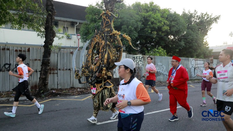 Peserta kostum unik di Jogja Run D-City (JRDC) 2026 yang menjadi bagian dari Jogja Financial Festival Universitas Gadjah Mada, Minggu (24/5/2026) pagi. (CNBC Indonesia/Faisal Rahman)