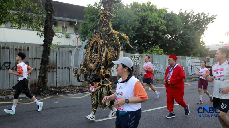 Peserta kostum unik di Jogja Run D-City (JRDC) 2026 yang menjadi bagian dari Jogja Financial Festival Universitas Gadjah Mada, Minggu (24/5/2026) pagi. (CNBC Indonesia/Muhammad Sabki)