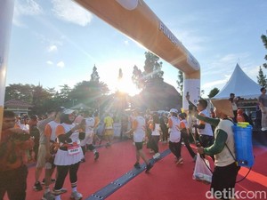 Senyum Semringah Pelari 5K Jogja Run D-City 2026 Lintasi Garis Finis