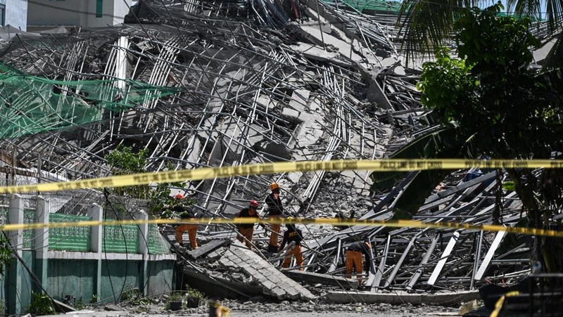 Petugas keselamatan tiba dilokasi bangunan yang sedang dalam proses pembangunan di Filipina roboh pada Minggu (24/5/2026) pagi. (REUTERS/Noel Celis)