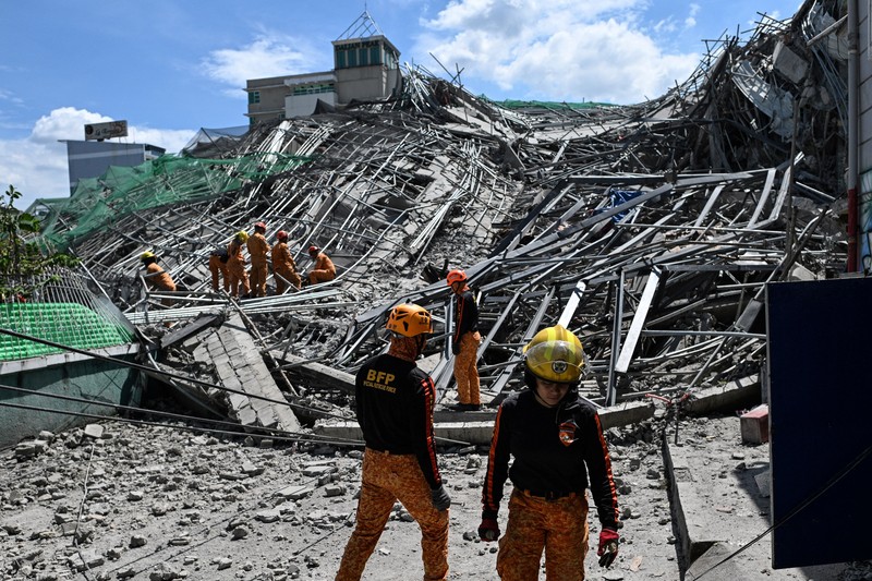 Petugas keselamatan tiba dilokasi bangunan yang sedang dalam proses pembangunan di Filipina roboh pada Minggu (24/5/2026) pagi. (REUTERS/Noel Celis)