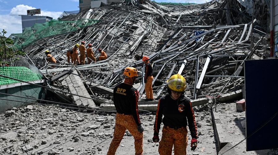 Petugas keselamatan tiba dilokasi bangunan yang sedang dalam proses pembangunan di Filipina roboh pada Minggu (24/5/2026) pagi. (REUTERS/Noel Celis)