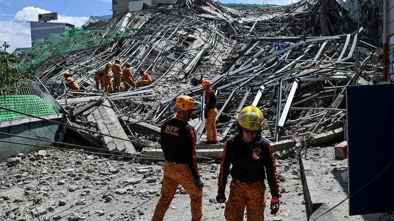 Petugas keselamatan tiba dilokasi bangunan yang sedang dalam proses pembangunan di Filipina roboh pada Minggu (24/5/2026) pagi. (REUTERS/Noel Celis)