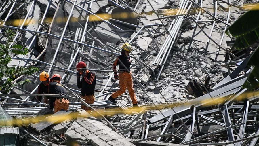 Petugas keselamatan tiba dilokasi bangunan yang sedang dalam proses pembangunan di Filipina roboh pada Minggu (24/5/2026) pagi. (REUTERS/Noel Celis)