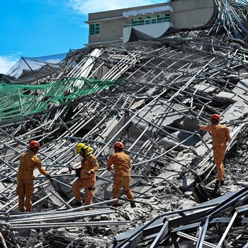 Petugas keselamatan tiba dilokasi bangunan yang sedang dalam proses pembangunan di Filipina roboh pada Minggu (24/5/2026) pagi. (REUTERS/Noel Celis)