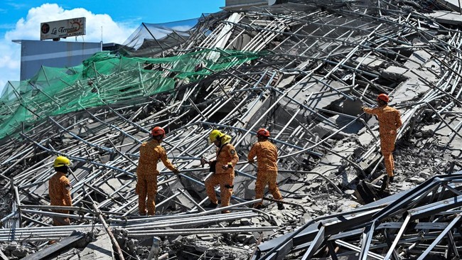 Gedung Tiba-Tiba Roboh, Puluhan Orang Sempat Terjebak