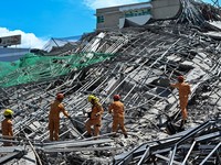 Petugas keselamatan tiba dilokasi bangunan yang sedang dalam proses pembangunan di Filipina roboh pada Minggu (24/5/2026) pagi. (REUTERS/Noel Celis)