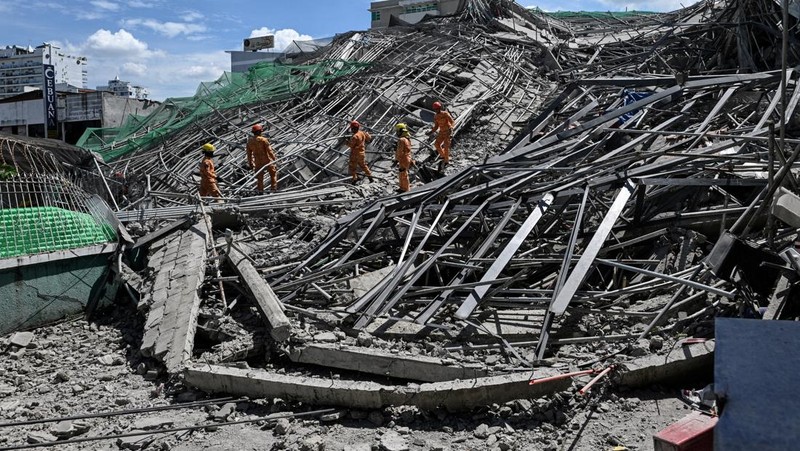 Petugas keselamatan tiba dilokasi bangunan yang sedang dalam proses pembangunan di Filipina roboh pada Minggu (24/5/2026) pagi. (REUTERS/Noel Celis)