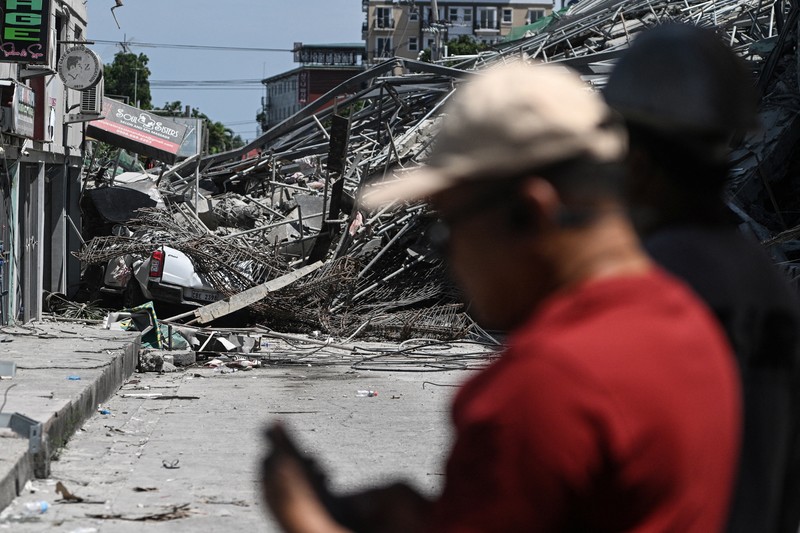Petugas keselamatan tiba dilokasi bangunan yang sedang dalam proses pembangunan di Filipina roboh pada Minggu (24/5/2026) pagi. (REUTERS/Noel Celis)