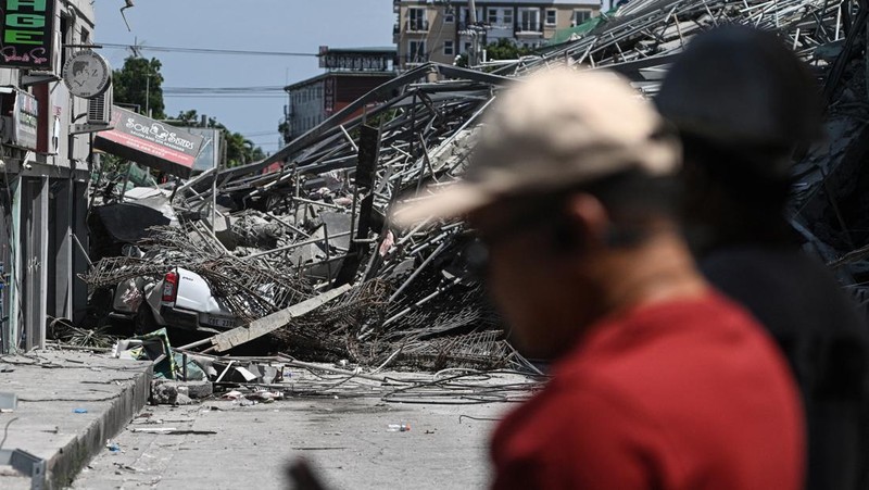 Petugas keselamatan tiba dilokasi bangunan yang sedang dalam proses pembangunan di Filipina roboh pada Minggu (24/5/2026) pagi. (REUTERS/Noel Celis)