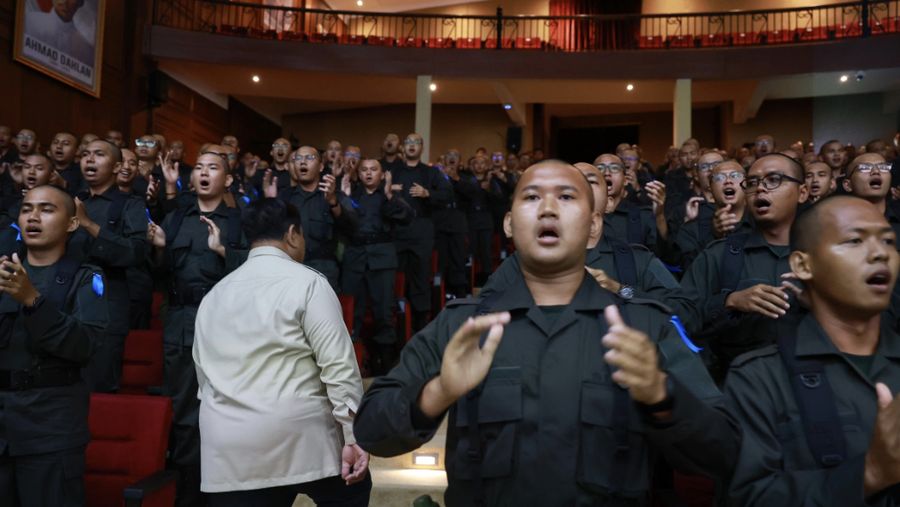 Presiden RI Prabowo Subianto memberikan taklimat kepada peserta Presidential Future Leaders Program (PFLP) 2026 di Hambalang, Jawa Barat, Minggu (24/5/2026). (Dok. Instagram Sekretariat Kabinet)