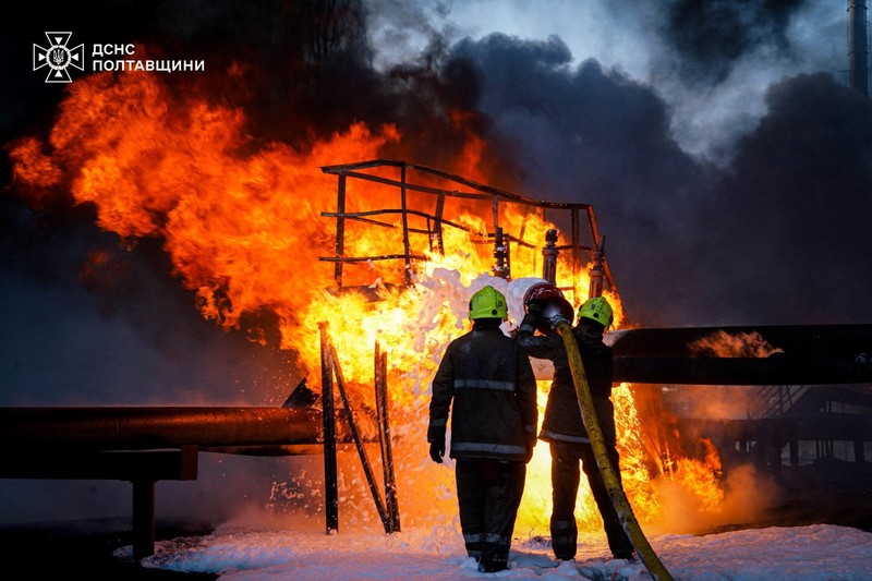 Rusia menghujani ibu kota Ukraina, Kyiv, dengan serangan rudal dan drone besar-besaran pada Minggu (24/5/2026) pagi. (via REUTERS/STATE EMERGENCY SERVICE OF UKRAI)