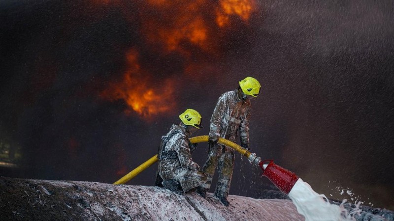 Rusia menghujani ibu kota Ukraina, Kyiv, dengan serangan rudal dan drone besar-besaran pada Minggu (24/5/2026) pagi. (via REUTERS/STATE EMERGENCY SERVICE OF UKRAI)