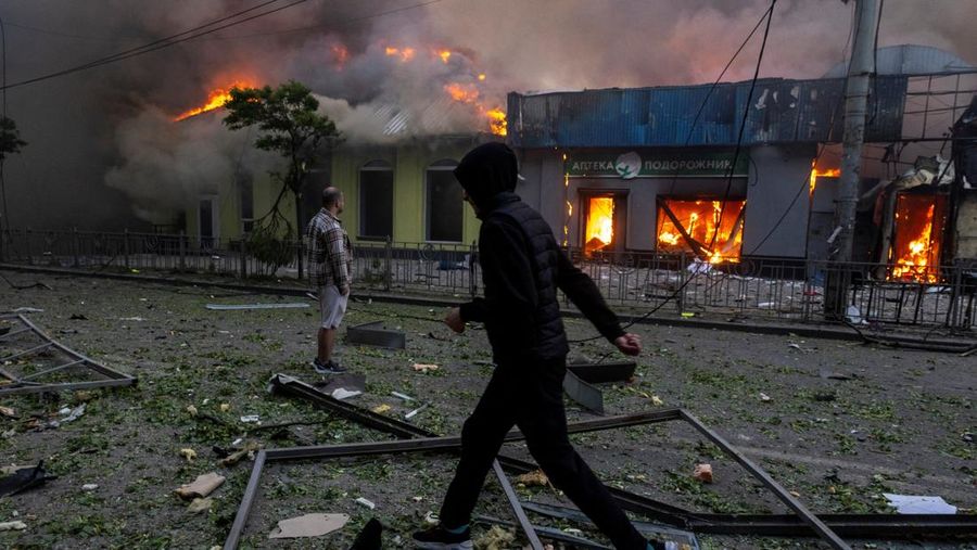 Rusia menghujani ibu kota Ukraina, Kyiv, dengan serangan rudal dan drone besar-besaran pada Minggu (24/5/2026) pagi. (via REUTERS/STATE EMERGENCY SERVICE OF UKRAI)