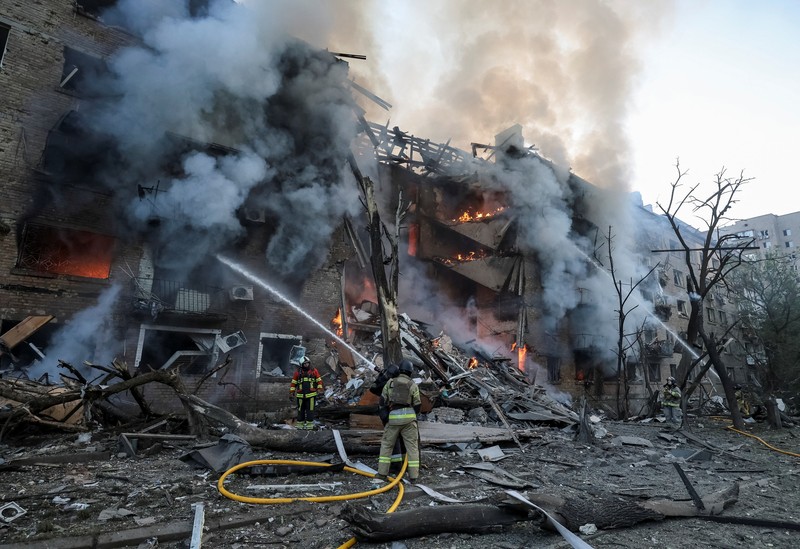 Rusia menghujani ibu kota Ukraina, Kyiv, dengan serangan rudal dan drone besar-besaran pada Minggu (24/5/2026) pagi. (via REUTERS/STATE EMERGENCY SERVICE OF UKRAI)