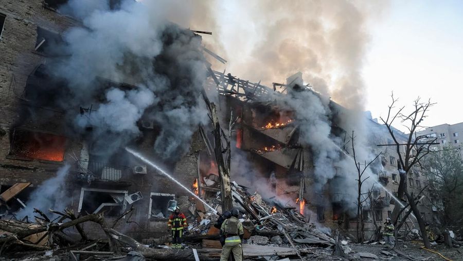 Rusia menghujani ibu kota Ukraina, Kyiv, dengan serangan rudal dan drone besar-besaran pada Minggu (24/5/2026) pagi. (REUTERS/Thomas Peter)