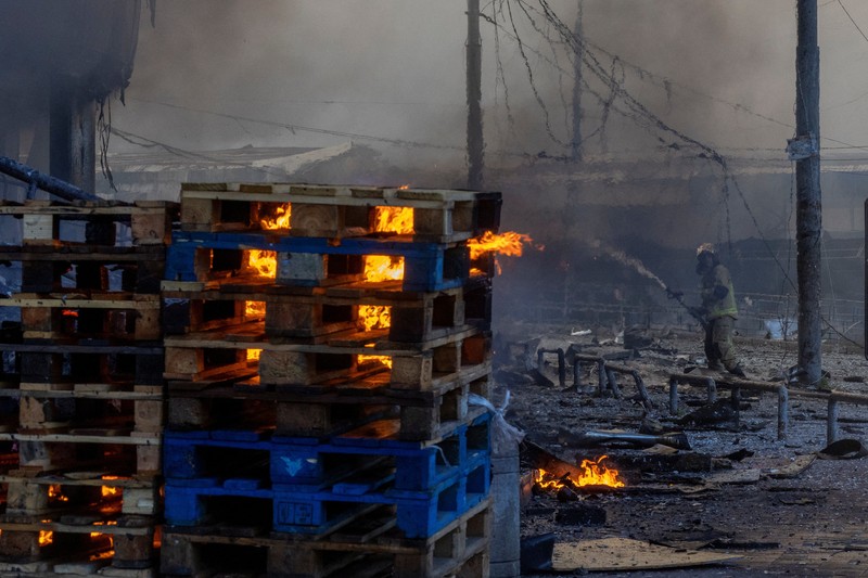 Rusia menghujani ibu kota Ukraina, Kyiv, dengan serangan rudal dan drone besar-besaran pada Minggu (24/5/2026) pagi. (via REUTERS/STATE EMERGENCY SERVICE OF UKRAI)