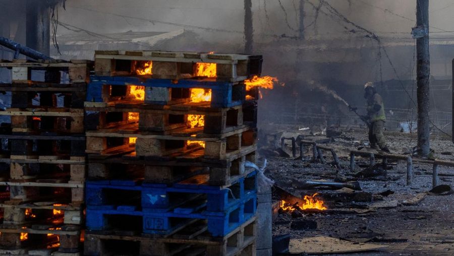 Rusia menghujani ibu kota Ukraina, Kyiv, dengan serangan rudal dan drone besar-besaran pada Minggu (24/5/2026) pagi. (REUTERS/Thomas Peter)
