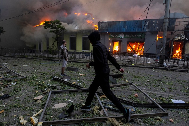 Rusia menghujani ibu kota Ukraina, Kyiv, dengan serangan rudal dan drone besar-besaran pada Minggu (24/5/2026) pagi. (via REUTERS/STATE EMERGENCY SERVICE OF UKRAI)