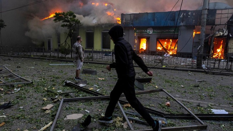 Rusia menghujani ibu kota Ukraina, Kyiv, dengan serangan rudal dan drone besar-besaran pada Minggu (24/5/2026) pagi. (REUTERS/Thomas Peter)