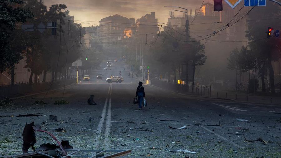 Rusia menghujani ibu kota Ukraina, Kyiv, dengan serangan rudal dan drone besar-besaran pada Minggu (24/5/2026) pagi. (REUTERS/Thomas Peter)
