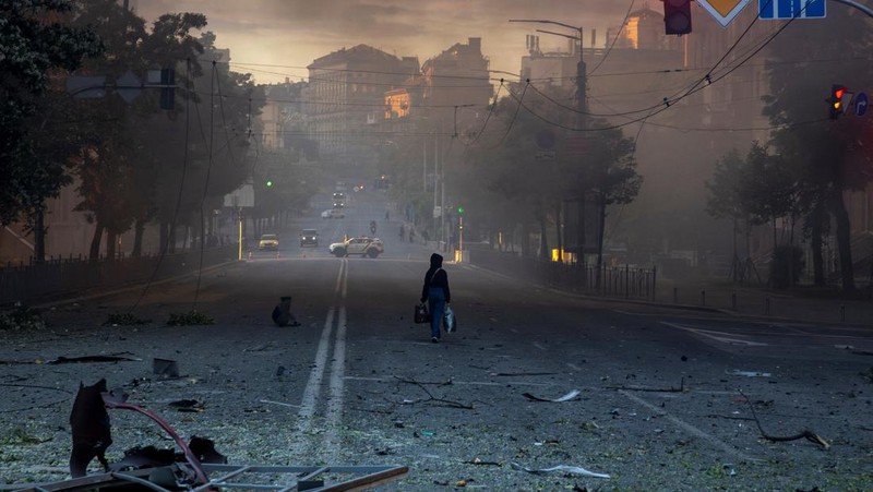 Rusia menghujani ibu kota Ukraina, Kyiv, dengan serangan rudal dan drone besar-besaran pada Minggu (24/5/2026) pagi. (REUTERS/Thomas Peter)