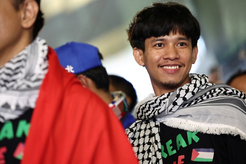 Sembilan aktivis dan jurnalis WNI anggota Global Peace Convoy Indonesia (GPCI) yang sempat menjadi korban penculikan Israel saat ikut misi kemanusiaan Global Sumud Flotila (GSF) ke Gaza, Palestina tiba di Bandara Internasional Soekarno-Hatta, Tangerang, Minggu (24/5/2026). (REUTERS/Willy Kurniawan)