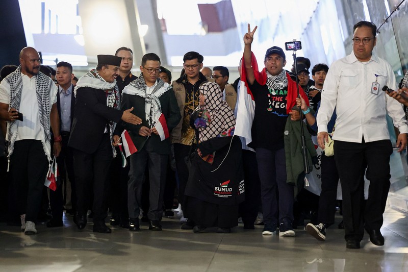 Sembilan aktivis dan jurnalis WNI anggota Global Peace Convoy Indonesia (GPCI) yang sempat menjadi korban penculikan Israel saat ikut misi kemanusiaan Global Sumud Flotila (GSF) ke Gaza, Palestina tiba di Bandara Internasional Soekarno-Hatta, Tangerang, Minggu (24/5/2026). (REUTERS/Willy Kurniawan)