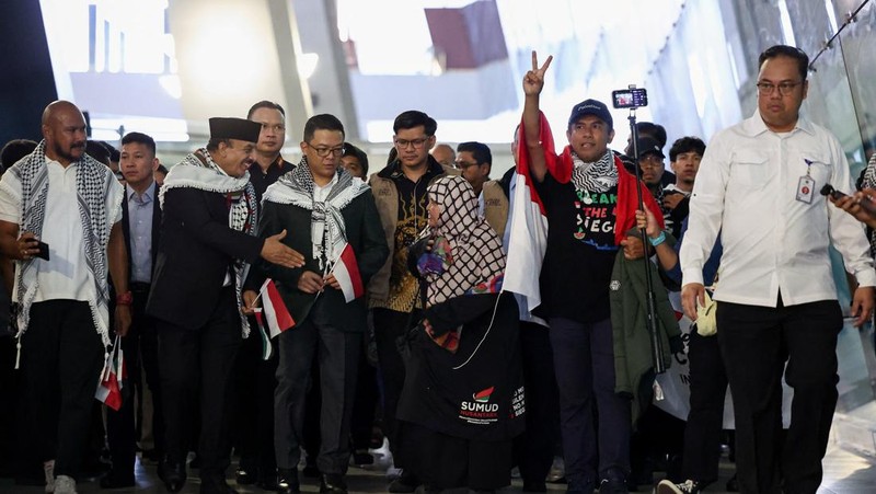 Sembilan aktivis dan jurnalis WNI anggota Global Peace Convoy Indonesia (GPCI) yang sempat menjadi korban penculikan Israel saat ikut misi kemanusiaan Global Sumud Flotila (GSF) ke Gaza, Palestina tiba di Bandara Internasional Soekarno-Hatta, Tangera