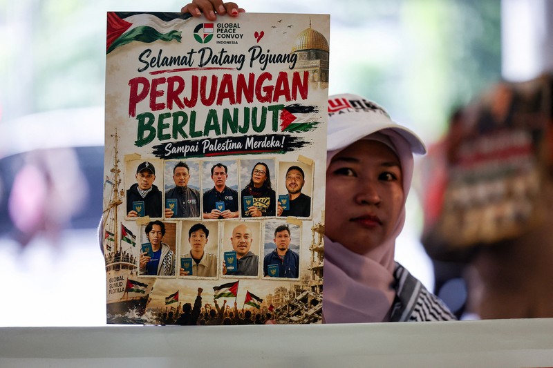 Sembilan aktivis dan jurnalis WNI anggota Global Peace Convoy Indonesia (GPCI) yang sempat menjadi korban penculikan Israel saat ikut misi kemanusiaan Global Sumud Flotila (GSF) ke Gaza, Palestina tiba di Bandara Internasional Soekarno-Hatta, Tangerang, Minggu (24/5/2026). (REUTERS/Willy Kurniawan)