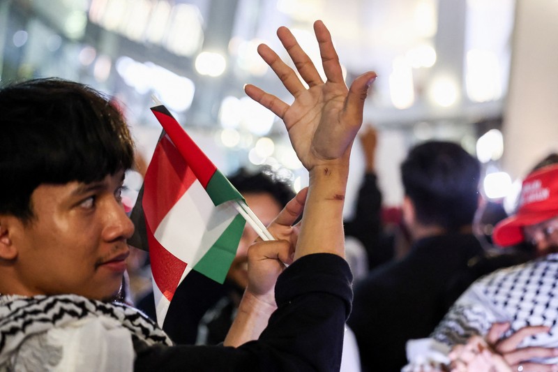 Sembilan aktivis dan jurnalis WNI anggota Global Peace Convoy Indonesia (GPCI) yang sempat menjadi korban penculikan Israel saat ikut misi kemanusiaan Global Sumud Flotila (GSF) ke Gaza, Palestina tiba di Bandara Internasional Soekarno-Hatta, Tangerang, Minggu (24/5/2026). (REUTERS/Willy Kurniawan)