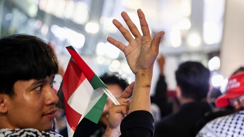 Sembilan aktivis dan jurnalis WNI anggota Global Peace Convoy Indonesia (GPCI) yang sempat menjadi korban penculikan Israel saat ikut misi kemanusiaan Global Sumud Flotila (GSF) ke Gaza, Palestina tiba di Bandara Internasional Soekarno-Hatta, Tangera
