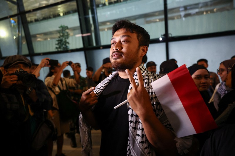 Sembilan aktivis dan jurnalis WNI anggota Global Peace Convoy Indonesia (GPCI) yang sempat menjadi korban penculikan Israel saat ikut misi kemanusiaan Global Sumud Flotila (GSF) ke Gaza, Palestina tiba di Bandara Internasional Soekarno-Hatta, Tangerang, Minggu (24/5/2026). (REUTERS/Willy Kurniawan)