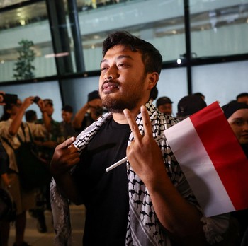 Sembilan aktivis dan jurnalis WNI anggota Global Peace Convoy Indonesia (GPCI) yang sempat menjadi korban penculikan Israel saat ikut misi kemanusiaan Global Sumud Flotila (GSF) ke Gaza, Palestina tiba di Bandara Internasional Soekarno-Hatta, Tangera