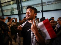 Sembilan aktivis dan jurnalis WNI anggota Global Peace Convoy Indonesia (GPCI) yang sempat menjadi korban penculikan Israel saat ikut misi kemanusiaan Global Sumud Flotila (GSF) ke Gaza, Palestina tiba di Bandara Internasional Soekarno-Hatta, Tangera