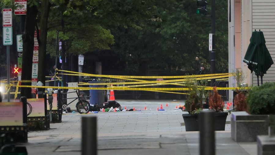Situasi mencekam terjadi di sekitar Gedung Putih pada Sabtu (24/5/2026) waktu setempat setelah rentetan tembakan terdengar di dekat kompleks pusat pemerintahan Amerika Serikat (AS). (REUTERS/Nathan Howard)