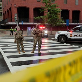 Situasi mencekam terjadi di sekitar Gedung Putih pada Sabtu (24/5/2026) waktu setempat setelah rentetan tembakan terdengar di dekat kompleks pusat pemerintahan Amerika Serikat (AS). (REUTERS/Nathan Howard)