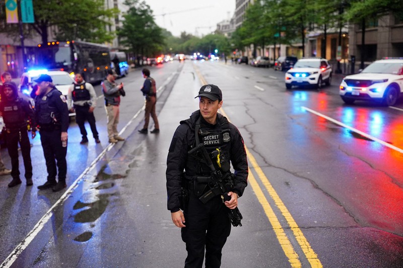 Situasi mencekam terjadi di sekitar Gedung Putih pada Sabtu (24/5/2026) waktu setempat setelah rentetan tembakan terdengar di dekat kompleks pusat pemerintahan Amerika Serikat (AS). (REUTERS/Nathan Howard)