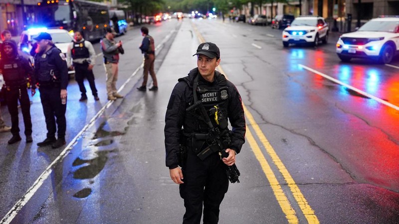 Situasi mencekam terjadi di sekitar Gedung Putih pada Sabtu (24/5/2026) waktu setempat setelah rentetan tembakan terdengar di dekat kompleks pusat pemerintahan Amerika Serikat (AS). (REUTERS/Nathan Howard)