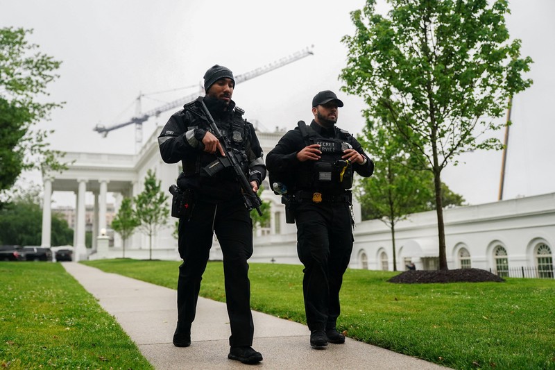Situasi mencekam terjadi di sekitar Gedung Putih pada Sabtu (24/5/2026) waktu setempat setelah rentetan tembakan terdengar di dekat kompleks pusat pemerintahan Amerika Serikat (AS). (REUTERS/Nathan Howard)
