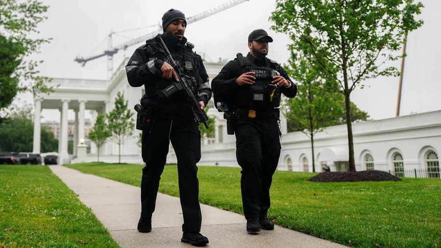 Situasi mencekam terjadi di sekitar Gedung Putih pada Sabtu (24/5/2026) waktu setempat setelah rentetan tembakan terdengar di dekat kompleks pusat pemerintahan Amerika Serikat (AS). (REUTERS/Nathan Howard)