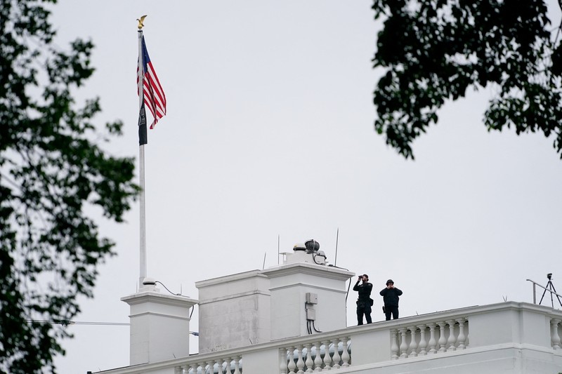 Situasi mencekam terjadi di sekitar Gedung Putih pada Sabtu (24/5/2026) waktu setempat setelah rentetan tembakan terdengar di dekat kompleks pusat pemerintahan Amerika Serikat (AS). (REUTERS/Nathan Howard)