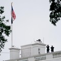 Situasi mencekam terjadi di sekitar Gedung Putih pada Sabtu (24/5/2026) waktu setempat setelah rentetan tembakan terdengar di dekat kompleks pusat pemerintahan Amerika Serikat (AS). (REUTERS/Nathan Howard)