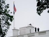 Situasi mencekam terjadi di sekitar Gedung Putih pada Sabtu (24/5/2026) waktu setempat setelah rentetan tembakan terdengar di dekat kompleks pusat pemerintahan Amerika Serikat (AS). (REUTERS/Nathan Howard)
