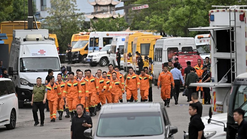 Tim penyelamat tiba di lokasi kejadian setelah ledakan gas di tambang batu bara Liushenyu di Kabupaten Qinyuan, Provinsi Shanxi, Tiongkok, Sabtu (23/5/2026). (via REUTERS/cnsphoto)