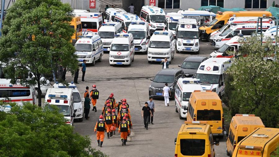 Tim penyelamat tiba di lokasi kejadian setelah ledakan gas di tambang batu bara Liushenyu di Kabupaten Qinyuan, Provinsi Shanxi, Tiongkok, Sabtu (23/5/2026). (via REUTERS/cnsphoto)
