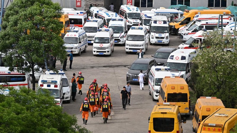 Tim penyelamat tiba di lokasi kejadian setelah ledakan gas di tambang batu bara Liushenyu di Kabupaten Qinyuan, Provinsi Shanxi, Tiongkok, Sabtu (23/5/2026). (via REUTERS/cnsphoto)