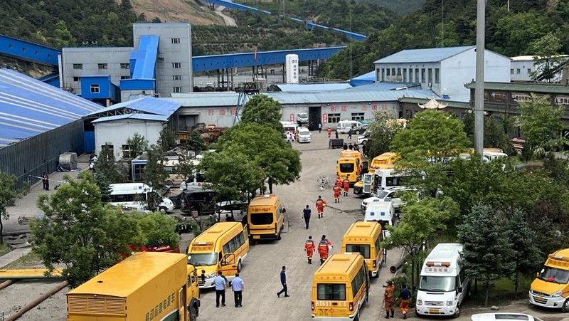 Tim penyelamat tiba di lokasi kejadian setelah ledakan gas di tambang batu bara Liushenyu di Kabupaten Qinyuan, Provinsi Shanxi, Tiongkok, Sabtu (23/5/2026). (via REUTERS/cnsphoto)