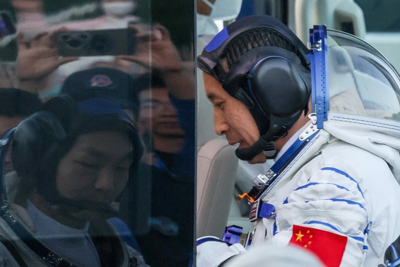 Para astronot Zhu Yangzhu, Zhang Zhiyuan, dan Lai Ka-ying, yang merupakan astronot pertama dari Hong Kong, melambaikan tangan selama upacara pelepasan sebelum mengikuti misi penerbangan luar angkasa Shenzhou-23 ke stasiun ruang angkasa Tiangong China, di Pusat Peluncuran Satelit Jiuquan, dekat Jiuquan, provinsi Gansu, China, 24 Mei 2026. (REUTERS/Maxim Shemetov)